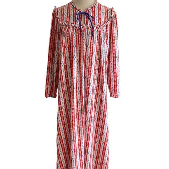 Vintage 1970s 1980s Montgomery Ward Red Tyrolean Print Cotton Flannel Nightgown - Picture 2 of 7